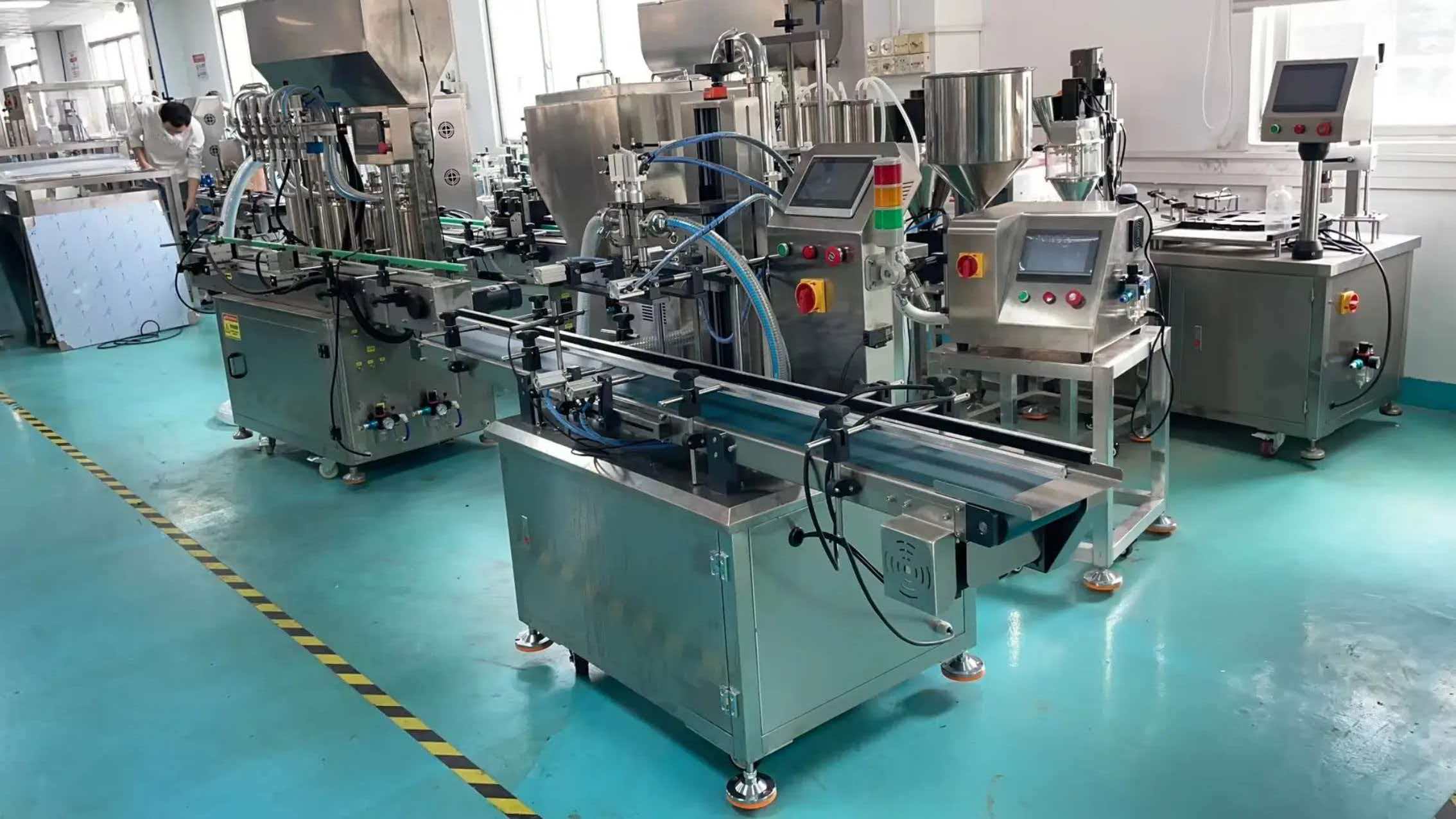 Automatic gear pump liquid filling machine full view