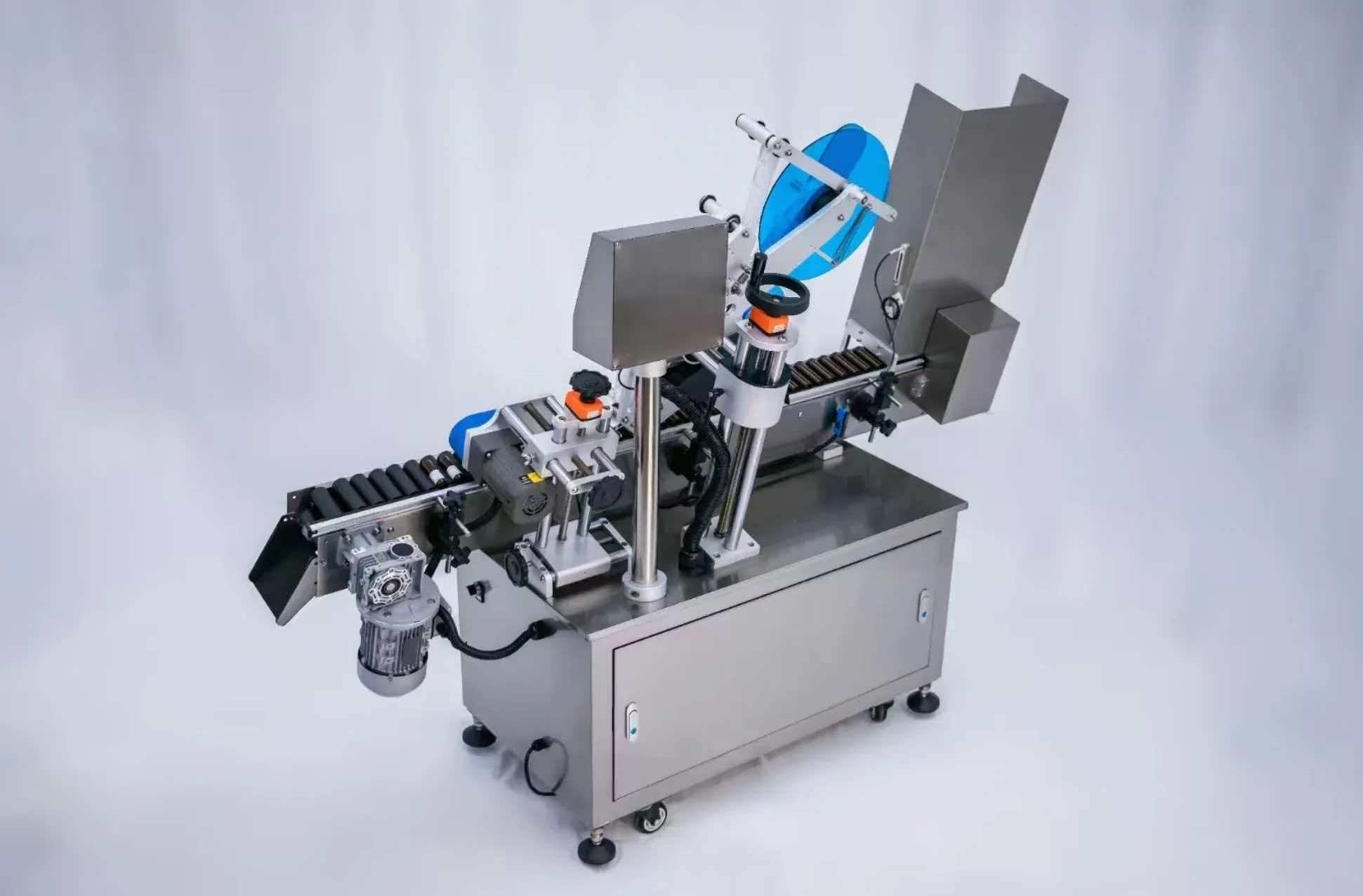 Horizontal labeling machine conveyor and label applicator