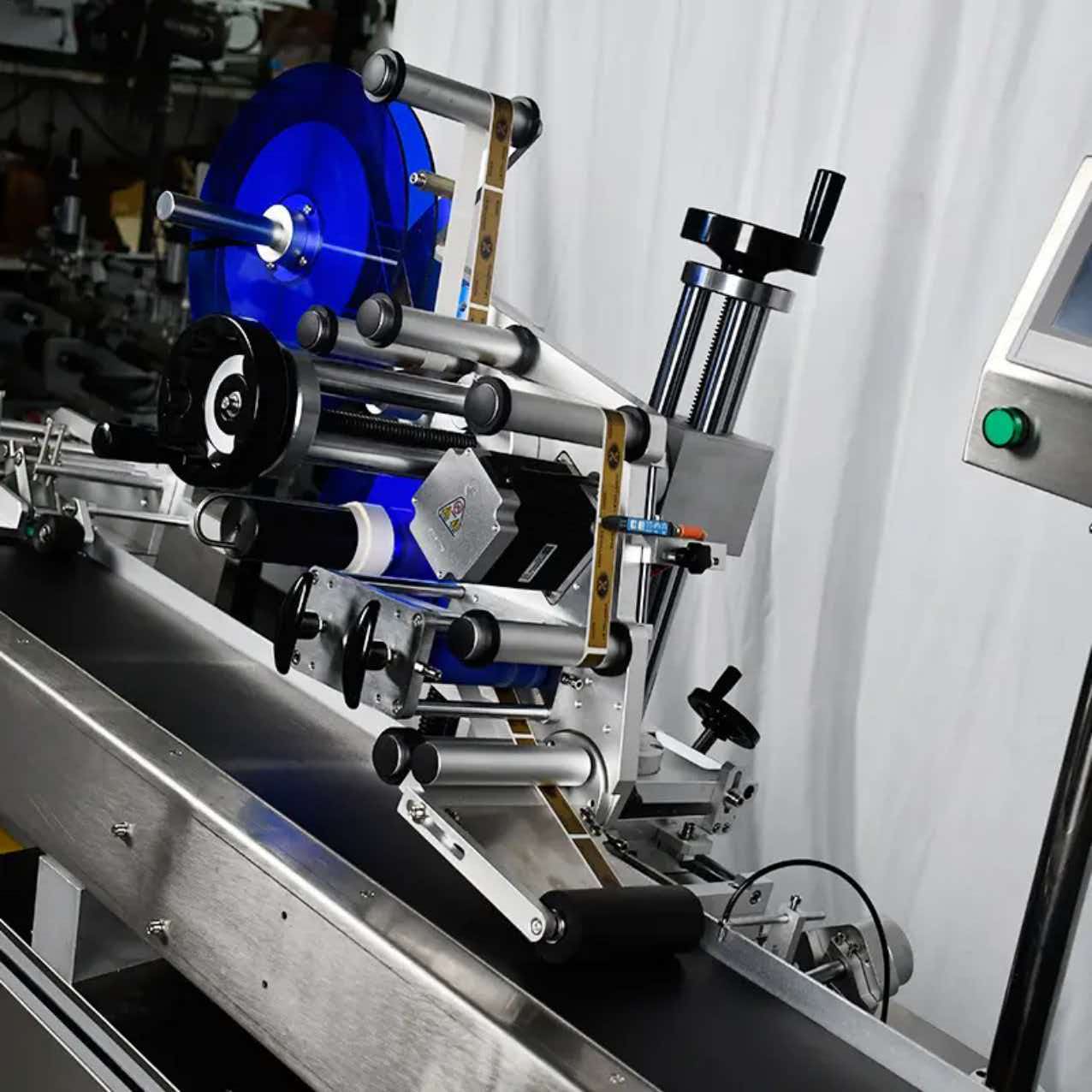 Automatic flat surface top labeling machine main view
