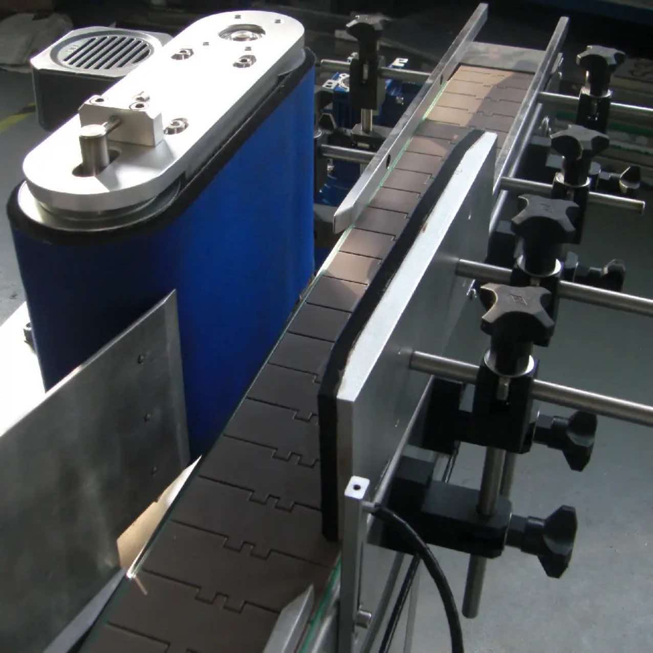 Automatic special shaped bottle labeling machine structure