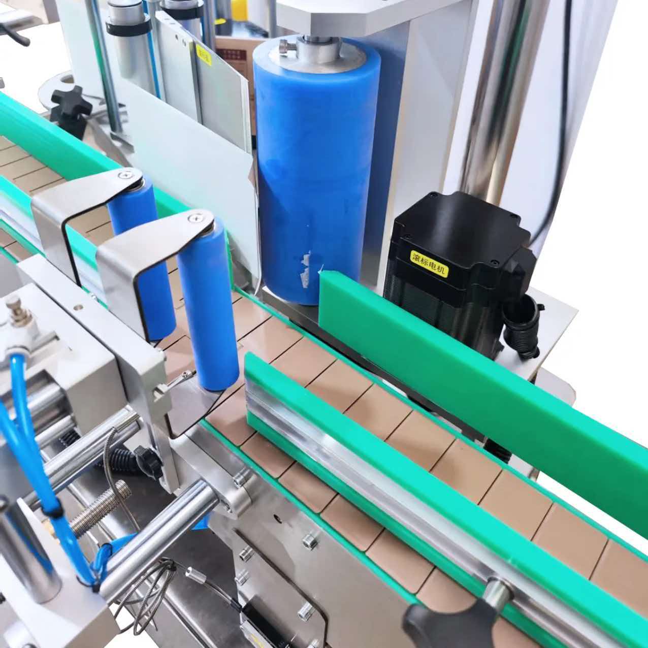 Clear label sensor on round bottle labeling machine