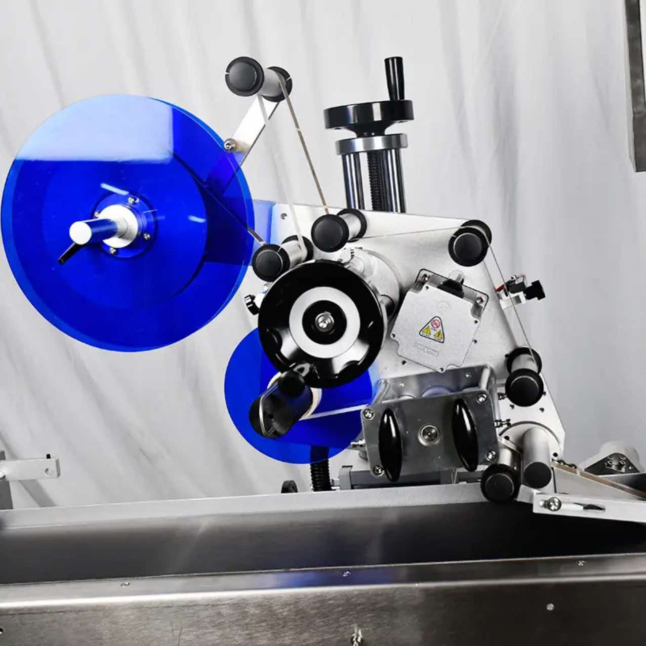 Flat product labeling machine for boxes and bags